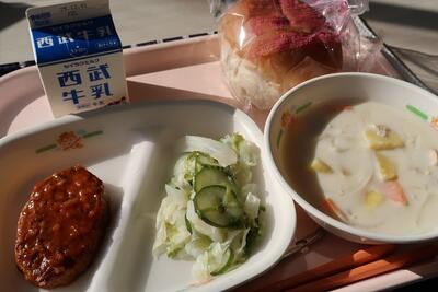 ハンバーグのデミグラスソース、グリーンサラダ、さつま芋シチュー、子供パン、牛乳