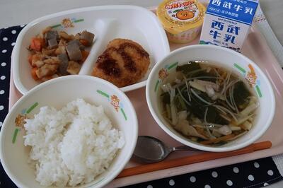 とんかつ、こんにゃくのおかか煮、沢煮椀、ご飯、牛乳、みかんゼリー