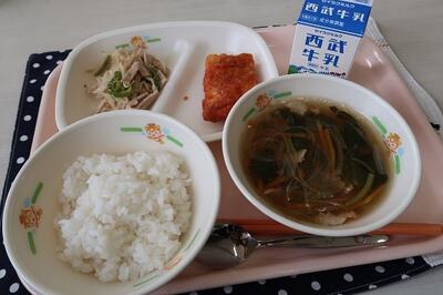 イカのチリソース、もやしとハムのピリ辛和え、春雨スープ、ご飯、牛乳