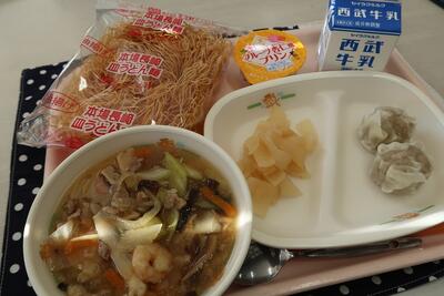 かた焼きそば、ポークしゅうまい、大根のオイル漬け、ちゃーめん、牛乳、フルーツ杏仁