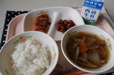 鰺フライ、金時豆の甘煮、根菜汁、ご飯、牛乳