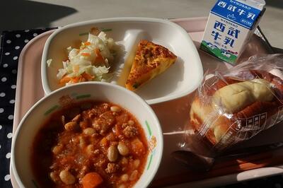 パンプキンアンサンブルエッグ、ポークビーンズ、コールスローサラダ、チーズボックス、牛乳