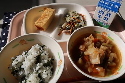 厚焼き玉子、根菜と鶏肉のピリ辛煮、ひじきサラダ、わかめご飯、牛乳