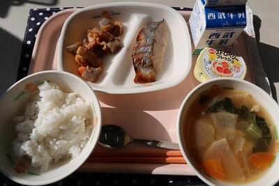 鰆の西京焼き、こんやくのおかか煮、団子汁、ご飯、牛乳、いちごゼリー