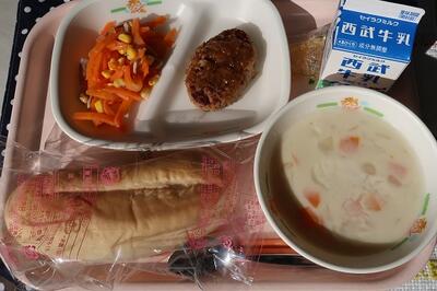 ハンバーグのオニオンソース、キャロットサラダ、ホワイトシチュー、ソフトフランスパン（りんごジャム）、牛乳