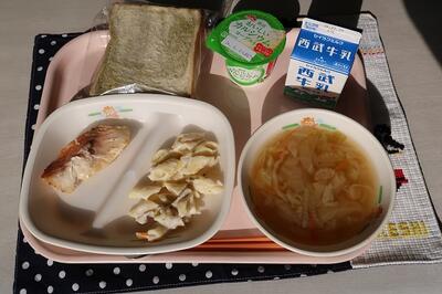 赤魚レモンペッパー焼き、ペンネのクリーム煮、野菜スープ、お茶マーブル食パン、ヨーグルト、牛乳