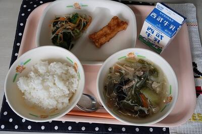 イカの竜田揚げ、小松菜のナムル、春雨スープ、ご飯、牛乳