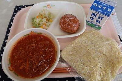 ミートソース、小さい砂糖揚げパン、コールスローサラダ、スパゲッティ、牛乳