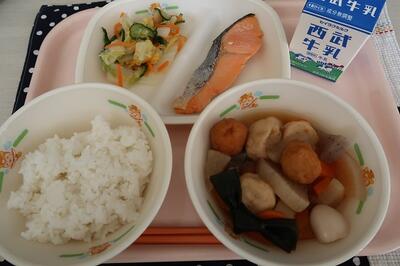 鮭の塩焼き、おでん、白菜のゆず漬物、ご飯、牛乳