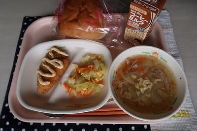 ホッケフライ、フレンチサラダ、ＡＢＣスープ、子供パン、コーヒーミルク