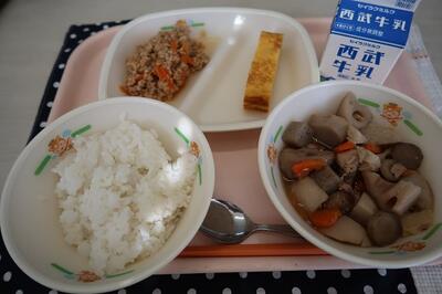 厚焼き玉子、筑前煮、味噌そぼろご飯、牛乳