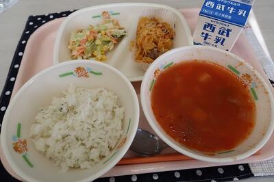 チキンのこんがり焼き、キャベツとコーンのサラダ、ビーンズミネストローネ、ガーリックライス