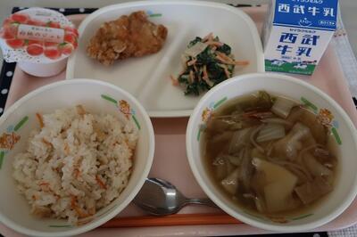 鶏肉の唐揚げ、小松菜とかんぴょうのごま和え、せんべい汁、子ぎつねご飯、ももゼリー、牛乳