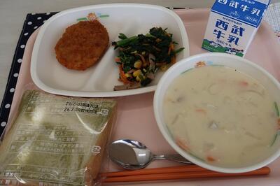 小松菜メンチカツ、ほうれん草サラダ、里芋シチュー、お茶マーブル食パン、牛乳