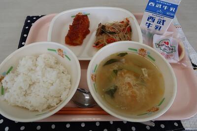 イカのチリソース、チャプチェ、中華風コーンスープ、ご飯、ストロベリーカスタードタルト、牛乳