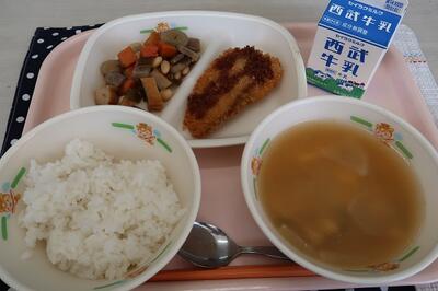 ホッケフライ、五目豆、めかぶの味噌汁、ご飯、牛乳