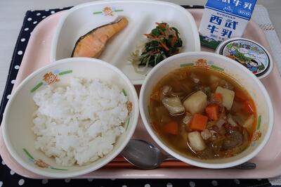 鮭の塩焼き、根菜と鶏肉のピリ辛煮、ほうれん草のおひたし、ご飯、牛乳、ほうじ茶プリン