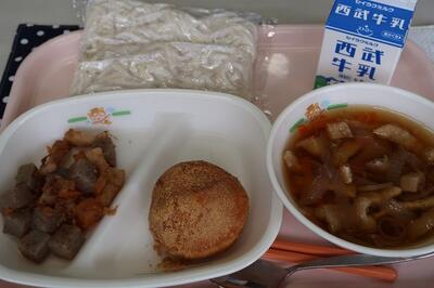 きつねうどん、小さなきな粉揚げパン、こんにゃくのおかか煮、地粉うどん、牛乳
