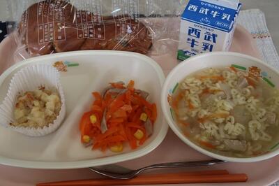 ツナマヨポテト、キャロットサラダ、ＡＢＣスープ、ツイストぶどうパン、牛乳