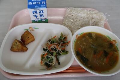 カレー南蛮、大学いも、小松菜のポン酢和え、地粉うどん、牛乳