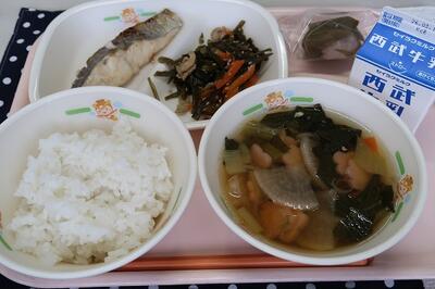 ＜ひなまつり献立＞  鰆の幽庵焼き、茎わかめの炒め煮、春のお花見汁、ご飯、牛乳、桜もち