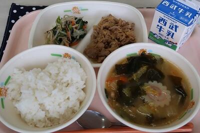 ビビンバ、ビビンバナムル、トッポギ入りわかめスープ、ご飯、牛乳