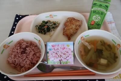 鶏肉の唐揚げ、味噌和え、お祝いすまし汁、赤飯、お茶、お祝いケーキ