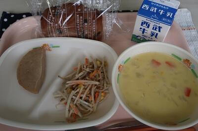 ボロニアソーセージ、ごぼうサラダ、コーンチャウダー、チョコチップパン、牛乳