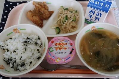 鶏肉の薬味ソース、切干大根のはりはり漬け、小松菜とじゃが芋の味噌汁、わかめご飯、牛乳、お祝いいちごゼリー