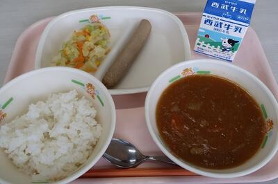 ポークカレー、焼きウィンナー、コールスローサラダ、ご飯、牛乳