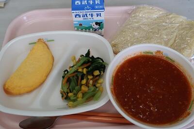 ミートソース、プレーンオムレツ、小松菜サラダ、スパゲッティ、牛乳