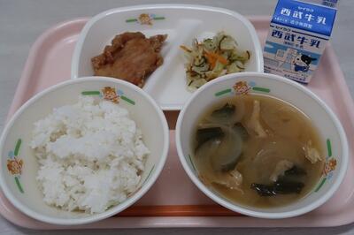 鶏肉の唐揚げ、キャベツの塩昆布和え、じゃが芋の味噌汁、ご飯、牛乳