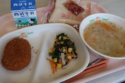 ポテトコロッケ、ほうれん草サラダ、ABCスープ、食パン、いちごジャム、牛乳