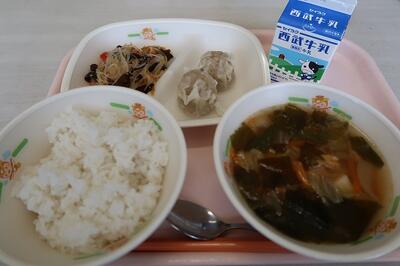 ポークシューマイ、チャプチェ、トッポギ入りのわかめスープ、ご飯、牛乳