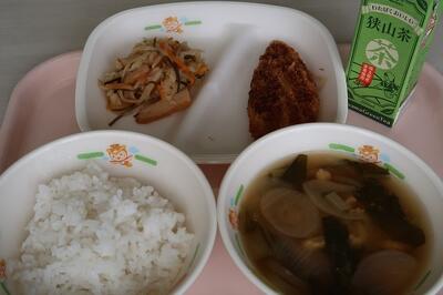 鯵フライ、切干大根の炒め煮、小松菜の味噌汁、ご飯、お茶