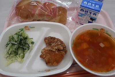 フライドチキン、グリーンサラダ、ミネストローネ、ツイストパン、牛乳