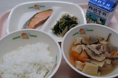 鮭の塩焼き、高野豆腐のうま煮、おかか和え、ご飯、牛乳