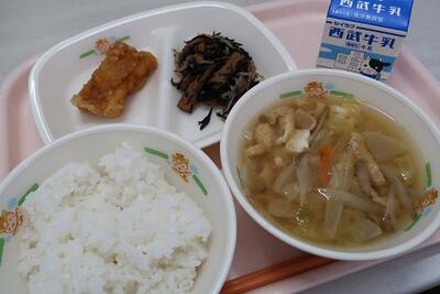 イカの竜田揚げ、ひじきの炒め煮、春キャベツの豚汁、ご飯、牛乳