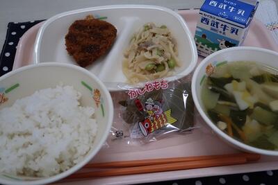 鰹フライ、筍とベーコンの炒め物、兜かまぼこのすまし汁、ご飯、牛乳、柏餅