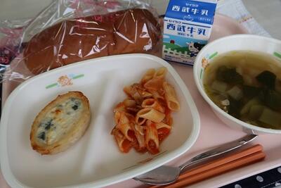 ポテトカップグラタン、ペンネのトマト煮、大根と鶏肉のスープ、黒パン、牛乳