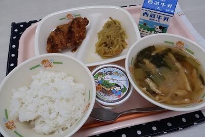 手作りチキンカツ、切干大根のカレー炒め、小松菜とじゃが芋の味噌汁、ご飯、ほうじ茶プリン、牛乳
