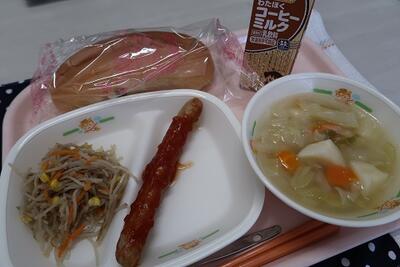 焼きウィンナーのケチャップソース、ごぼうサラダ、ポトフ、コッペパンスライス、コーヒーミルク