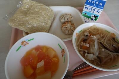 タンメン、ニラ饅頭、フルーツポンチ、中華麺、牛乳