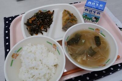 白身魚の野菜あんかけ、茎わかめの炒め煮、切干大根の味噌汁、ご飯、牛乳