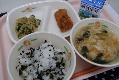 イカの竜田揚げ、きゅうりとたくあんのカクヤ、かき玉汁、わかめご飯、牛乳