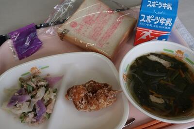 フライドチキン、あじさいサラダ、野菜スープ、食パン、ブルーベリージャム、牛乳