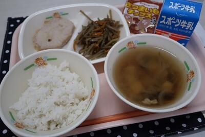 豚肉のみそ漬け焼き、きんぴらごぼう、もずく汁、ご飯、さつまいもチップス、牛乳