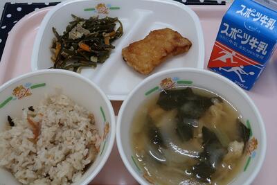 イカの竜田揚げ、茎わかめの炒め煮、じゃが芋の味噌汁、かて飯、牛乳