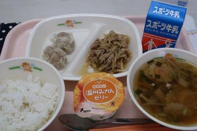 ポークしゅうまい、チンジャオロース、中華スープ、ご飯、牛乳