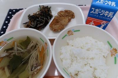 鶏肉の唐揚げ、ひじきの炒め煮、沢煮椀、ご飯、牛乳